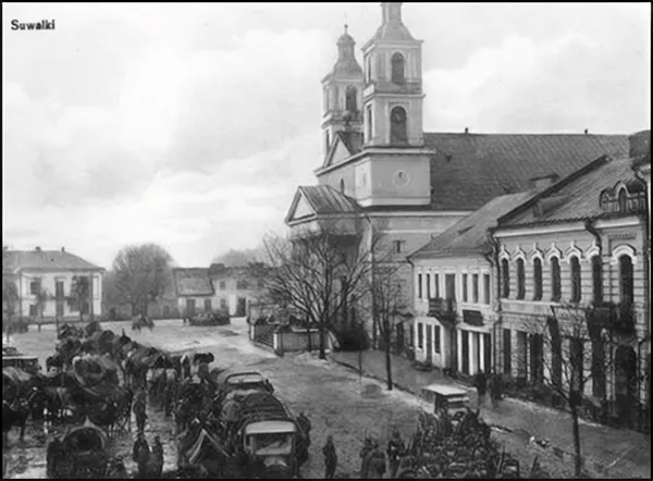 Po lewej budynek gimnazjum żeńskiego, po prawej kościół pw. św. Aleksandra