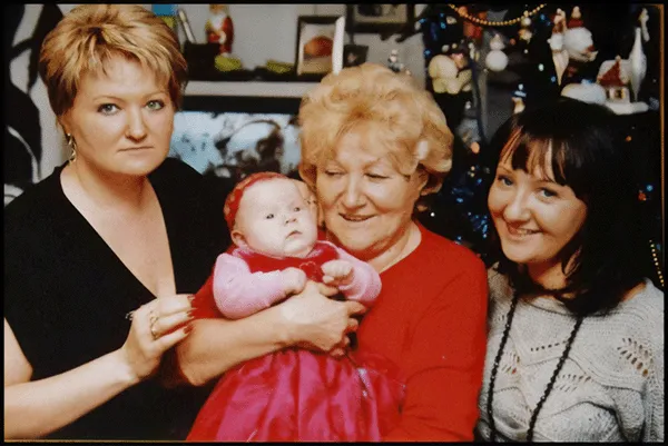 Pani Ela Rogalska z córkami Bogusią i Beatką oraz wnuczką Kornelią-Kanizją, 2007 r.