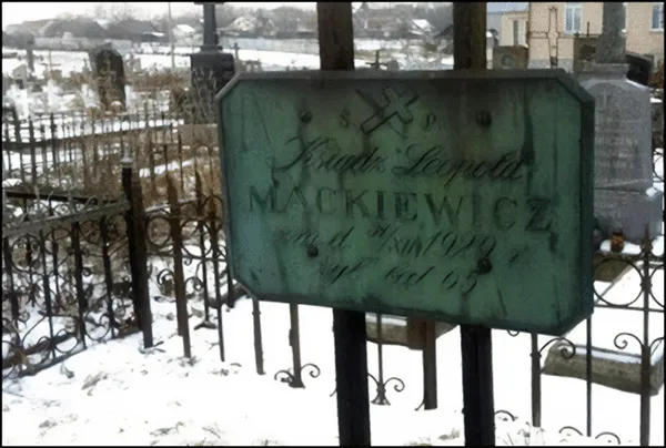 Grób ks. Leopolda Mackiewicza seniora