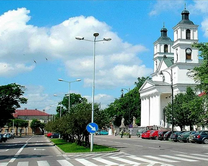 Widok na dawne gimnazjum żeńskie i konkatedrę św. Aleksandra