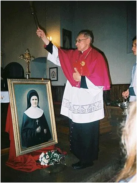 Ktoś rano pod obrazem S. Kanizji położył wiązankę białych kwiatów
