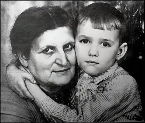 Jadwiga z wnuczkiem Andrzejem, synem Ryszarda, 1956/57 r.