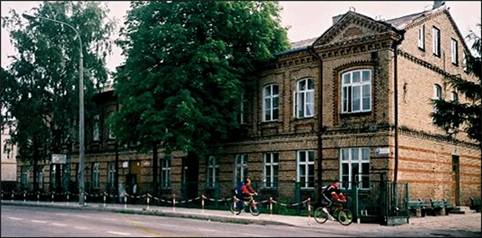 Budynek pozostały z kompleksu dawnego Seminarium Męskiego i Żeńskiego przy ul. Wojska Polskiego 9 w Suwałkach
